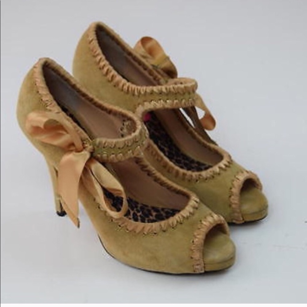 NWOT Betsy Johnson Mary Jane Peep Toe Pumps
